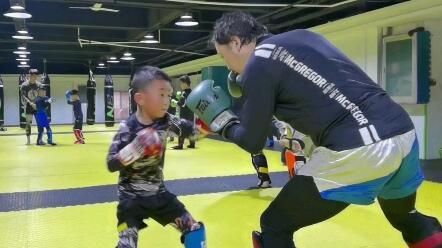 小孩打拳击视频,活力四溢的拳击小将展示拳拳到肉的魅力