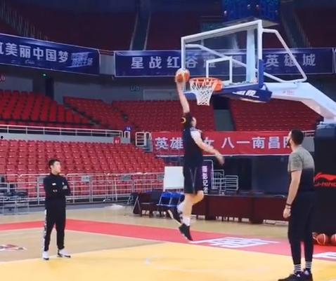 女子扣篮视频